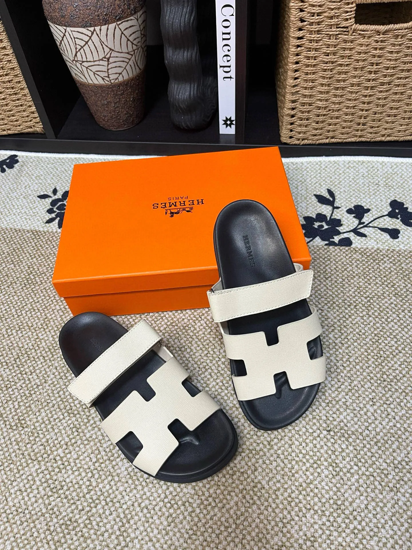 P300 Long-term stock Hermes men’s Kazimir slippers for couples - top quality woven calfskin functional sandals with intertwined uppers inspired by the “H” iconic pattern to create a casual look, perfect for summer. Imported cowhide + cowhide lining + TUP outsole Size: 35-46
